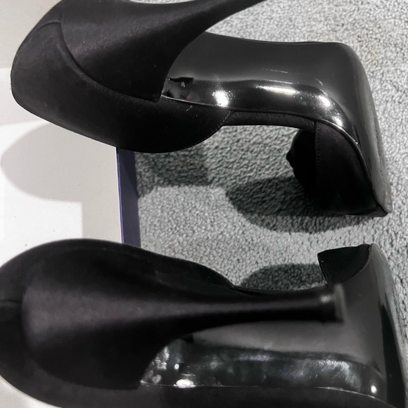 Stuart Weitzman Black satin rose - Picture 6 of 8